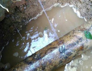 子长楼顶渗水维修公司分享下地暖漏水的原因及检测方法。